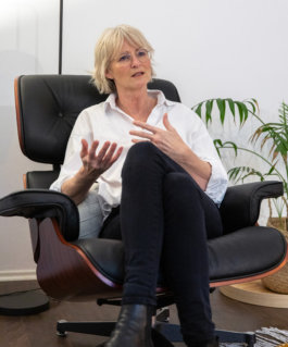 Portrait von Hypnose- und Psychotherapeutin (HPG) Julia Wiesner-Koch während Sie sitzt und etwas erklärt 